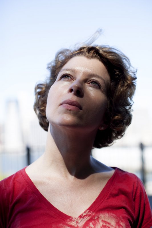 ct-prj-0915-affairs-of-others-amy-grace-lloyd07